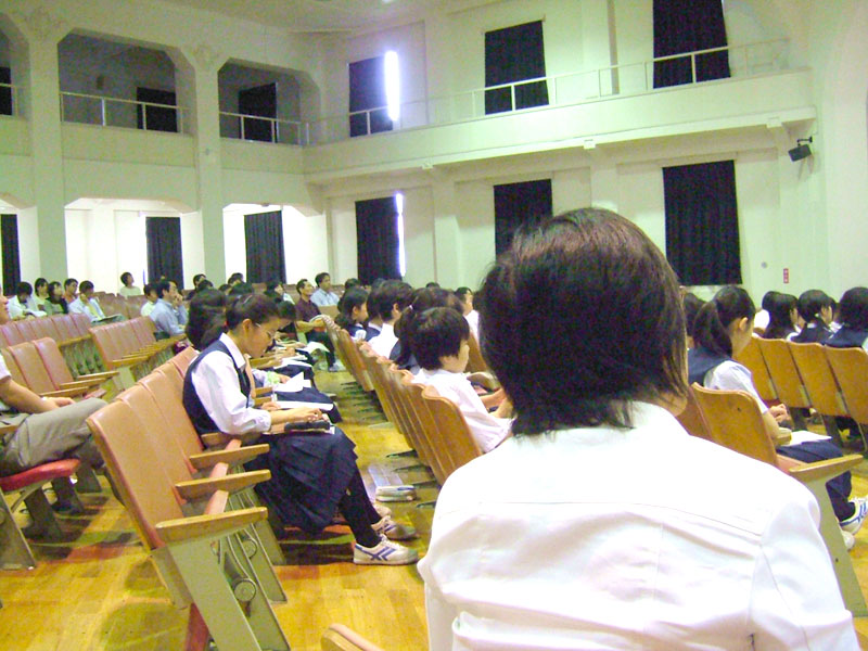 lightbox2=group,講演を聴く生徒や父兄 クリックで拡大 lightbox2=group,講演を聴く生徒や父兄 クリックで拡大