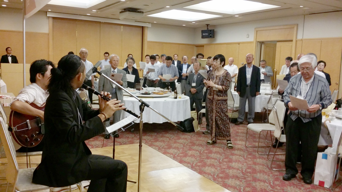 ギターとフルートの伴奏で校歌を歌う ギターとフルートの伴奏で校歌を歌う