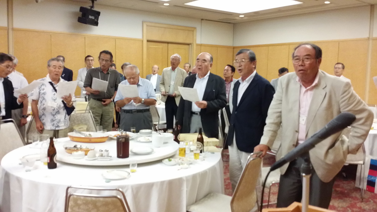 ギターとフルートの伴奏で校歌を歌う ギターとフルートの伴奏で校歌を歌う