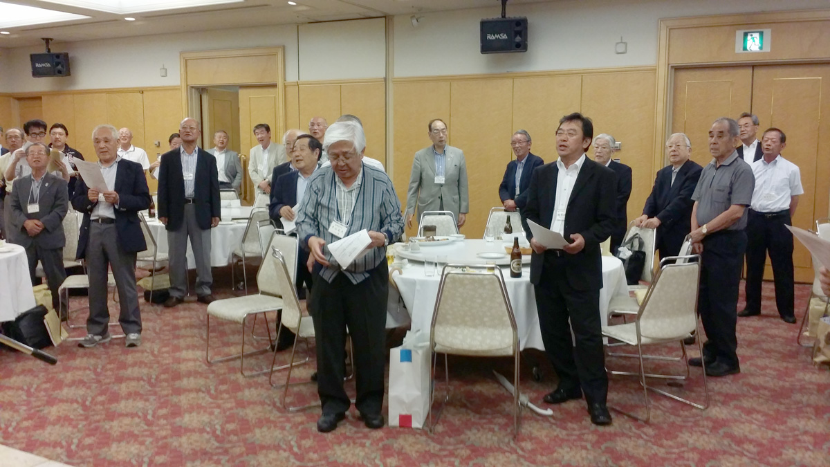 ギターとフルートの伴奏で校歌を歌う ギターとフルートの伴奏で校歌を歌う