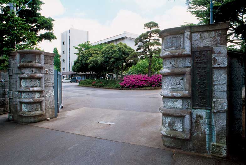 校門から玄関を望む 校門から玄関を望む