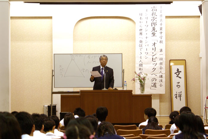 講演される霜会長 クリックで拡大 講演される霜会長 クリックで拡大