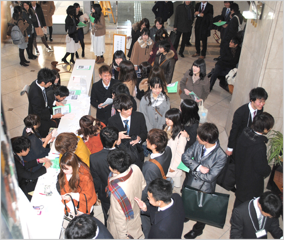 受付風景上から 受付風景上から