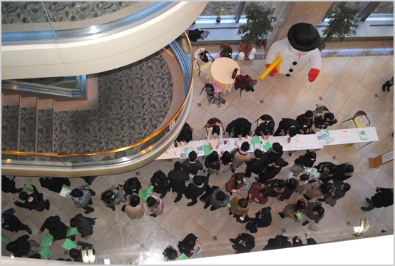 受付風景上から 受付風景上から