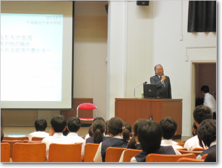 プロジェクターを使って判りやすく講演する片岡氏 プロジェクターを使って判りやすく講演する片岡氏